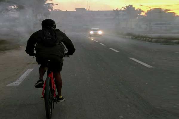 bersepeda di pagi hari