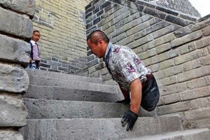 Tak Memiliki Kaki Bukan Halangan Untuk Bekerja Keras